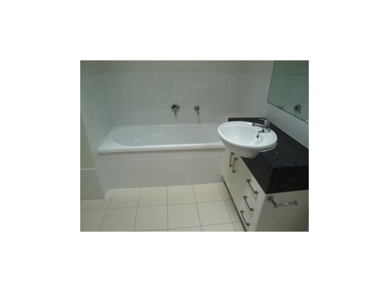 4/119 Eugaree Street, Southport QLD 4215