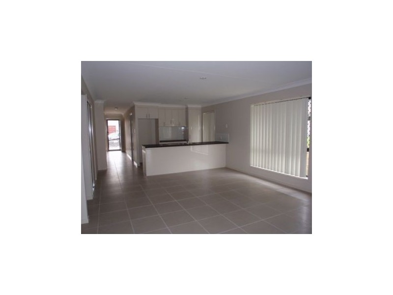 19 Hawkesbury Ave, Pacific Pines QLD 4211