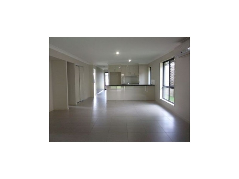 19 Hawkesbury Ave, Pacific Pines QLD 4211