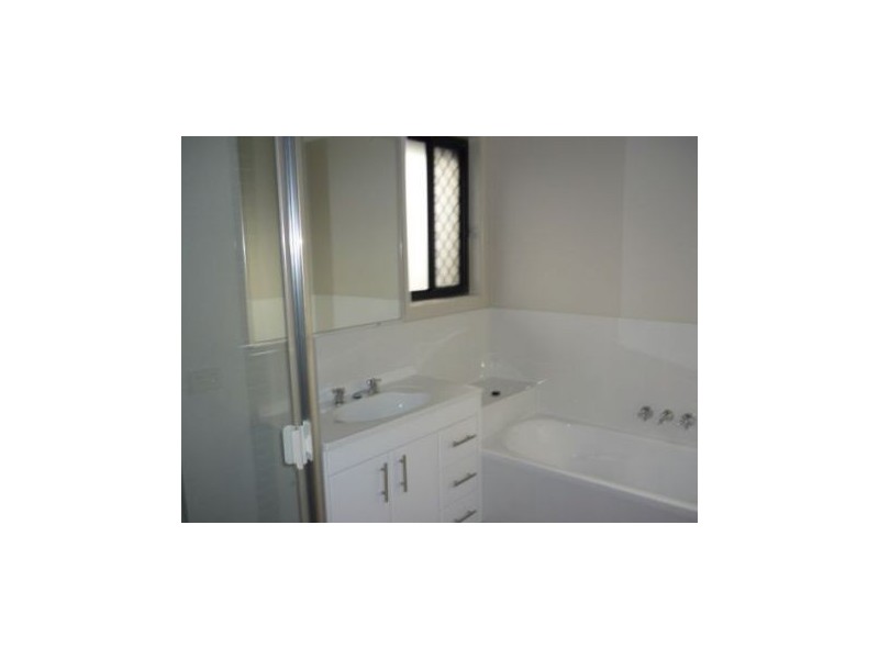 19 Hawkesbury Ave, Pacific Pines QLD 4211