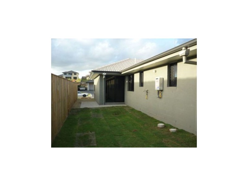 19 Hawkesbury Ave, Pacific Pines QLD 4211
