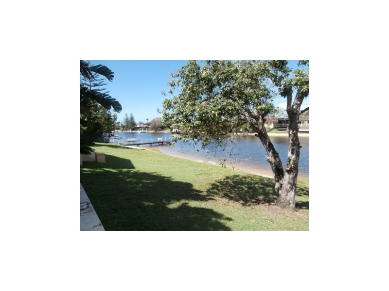 11 Gretel Drive, Mermaid Waters QLD 4218