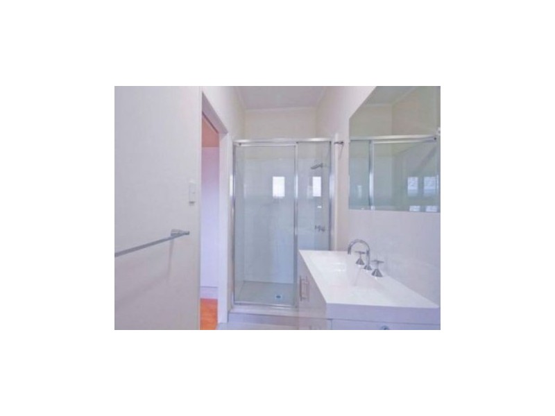 2/39 Darrambal Street, Chevron Island QLD 4217