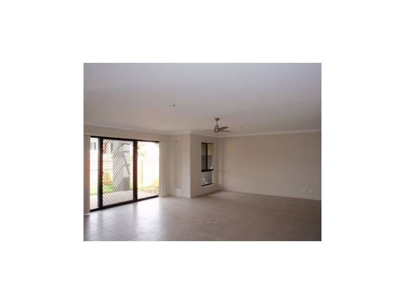 2/18 Starkey Street, Pacific Pines QLD 4211