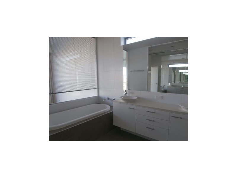 33 T E Peters Drive, Broadbeach QLD 4218