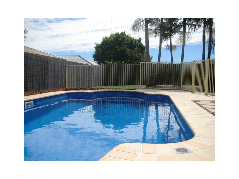 7 LAKESHORE PL, Little Mountain QLD 4551