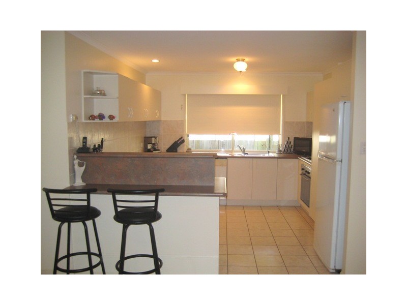 7 LAKESHORE PL, Little Mountain QLD 4551