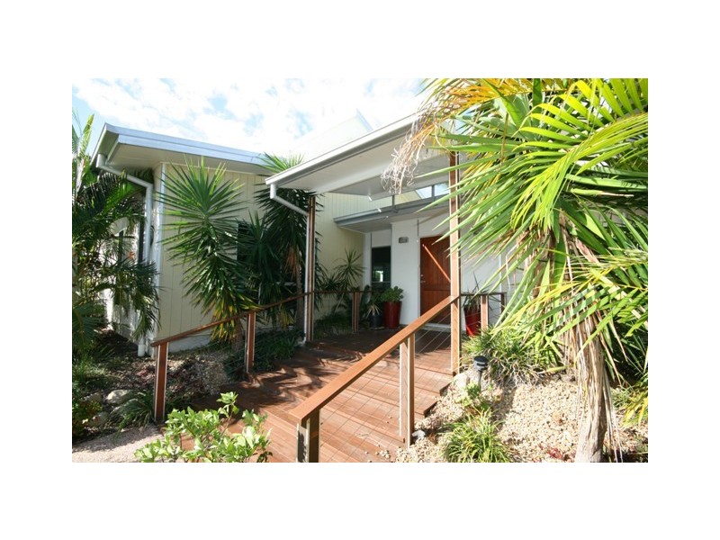4 MALDIVES PLACE, Kawana Island QLD 4575