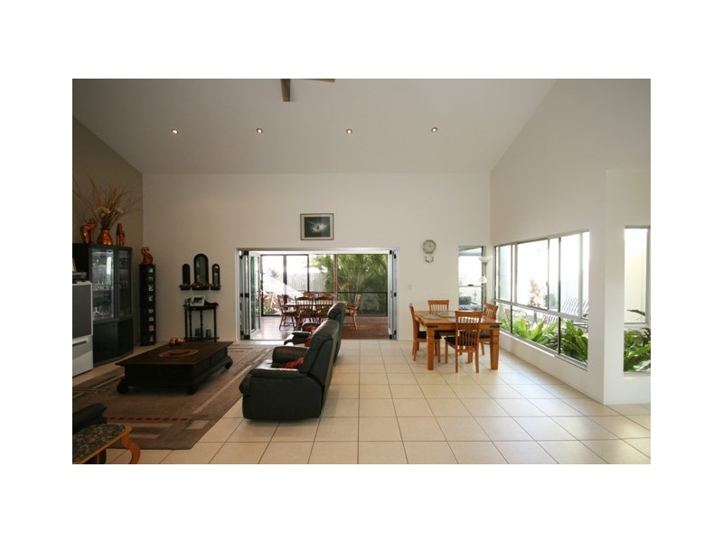 4 MALDIVES PLACE, Kawana Island QLD 4575