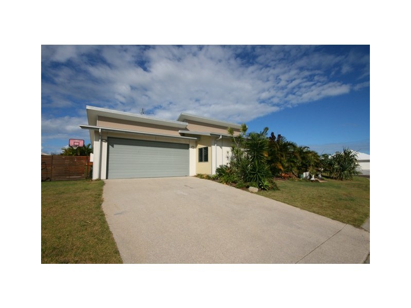 4 MALDIVES PLACE, Kawana Island QLD 4575