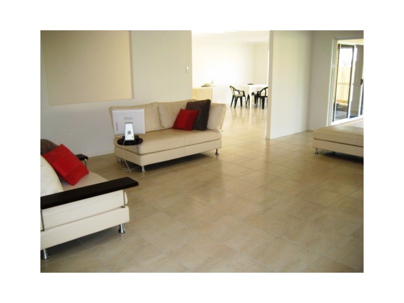 20 HILLVIEW CR, Little Mountain QLD 4551