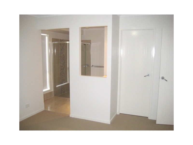 20 HILLVIEW CR, Little Mountain QLD 4551