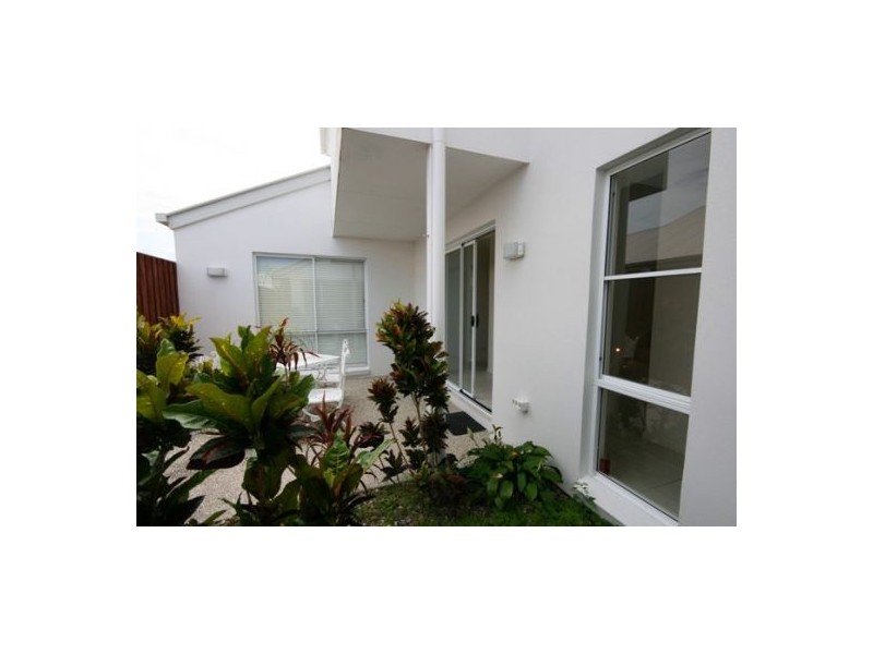 2 Dominica Place, Kawana Island QLD 4575
