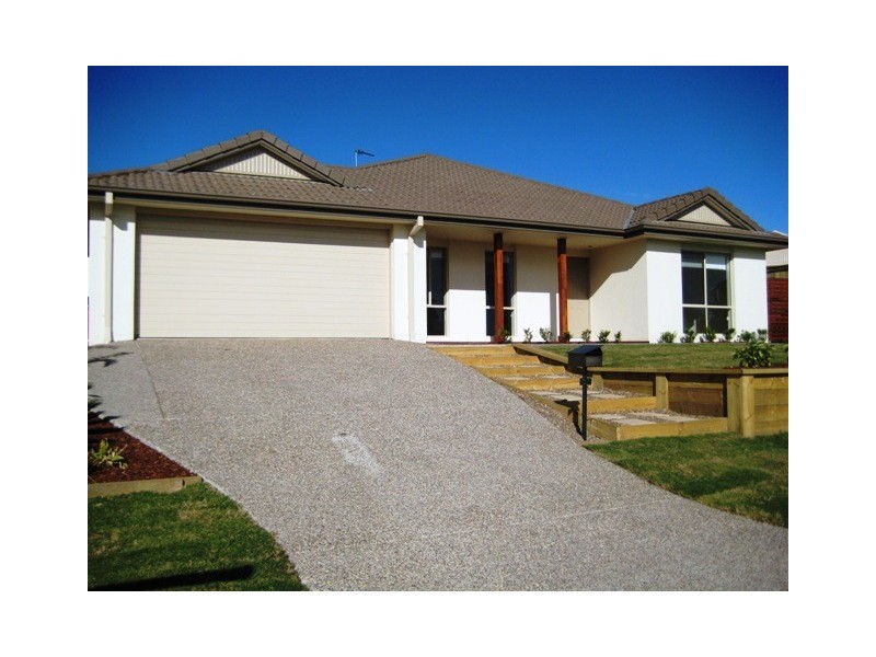 31 HILLVIEW CR, Little Mountain QLD 4551