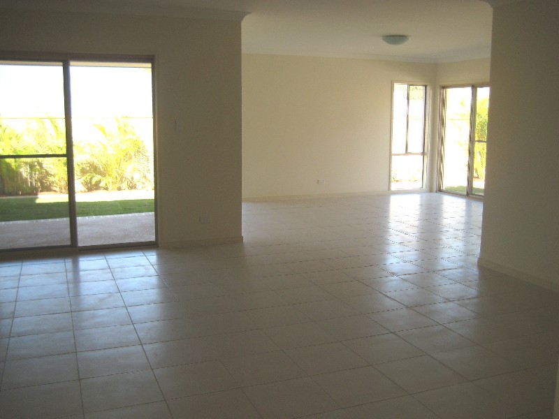 31 HILLVIEW CR, Little Mountain QLD 4551