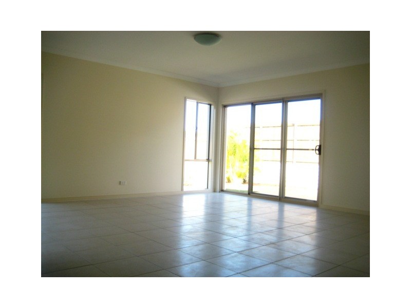 31 HILLVIEW CR, Little Mountain QLD 4551