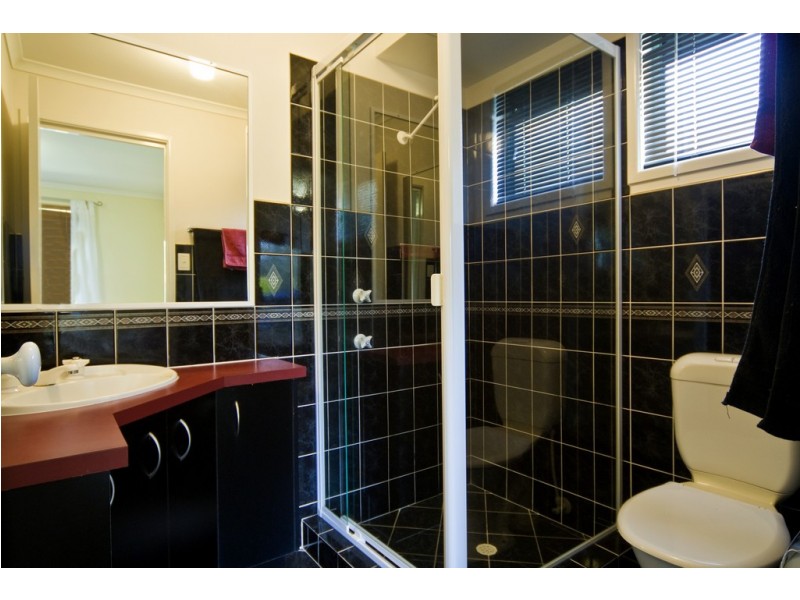 4 SANCTUARY PL, Little Mountain QLD 4551