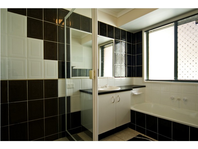 4 SANCTUARY PL, Little Mountain QLD 4551