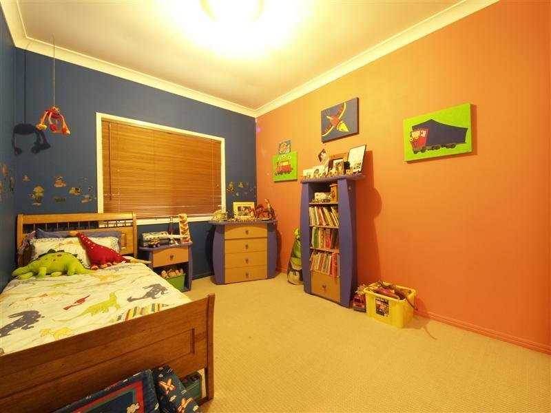 9 Rothschild St, Eatons Hill QLD 4037