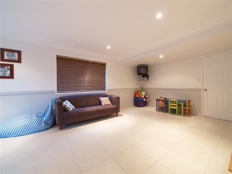 9 Rothschild St, Eatons Hill QLD 4037