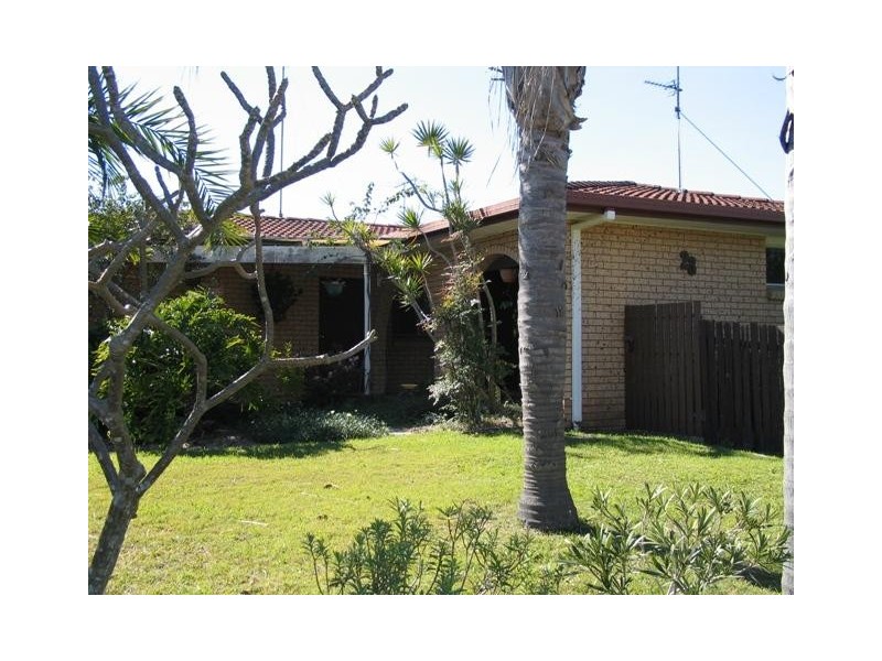 Napalle St, Warana QLD 4575