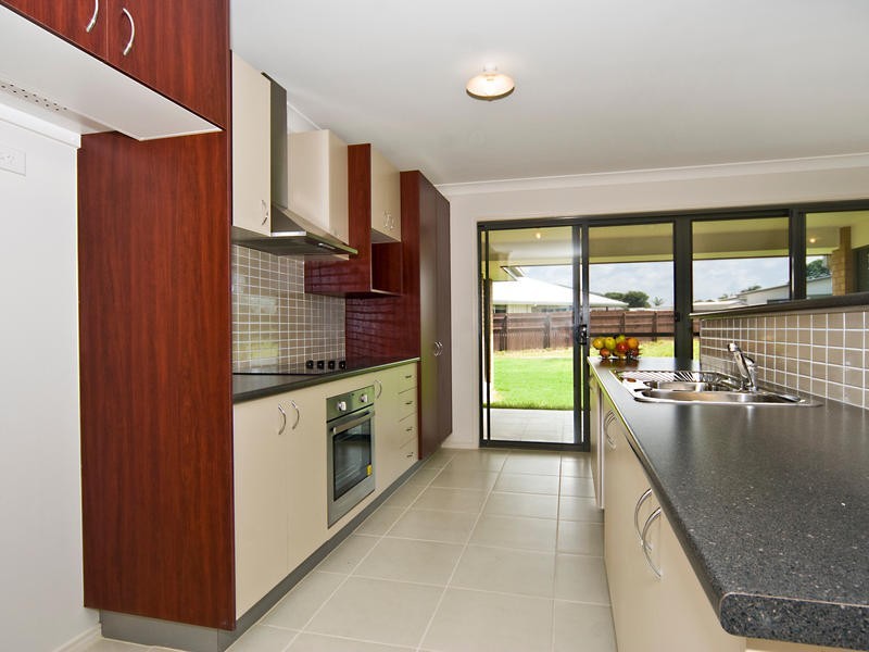 12 Heights Rd, Beerwah QLD 4519