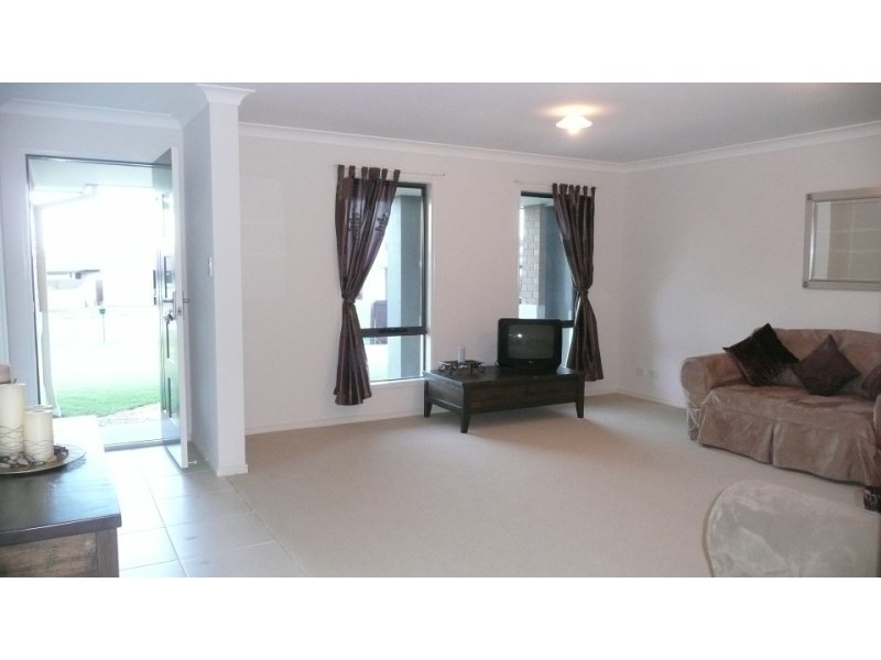 12 Heights Rd, Beerwah QLD 4519