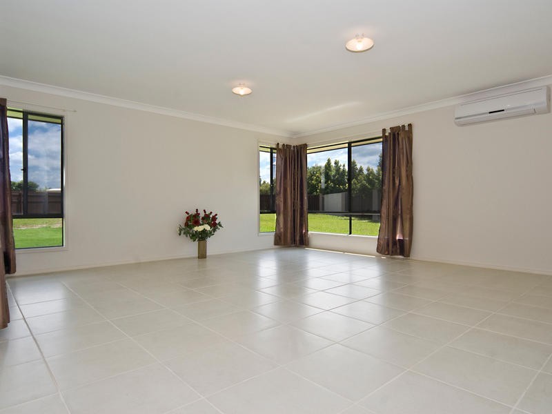 12 Heights Rd, Beerwah QLD 4519