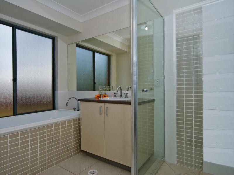 12 Heights Rd, Beerwah QLD 4519