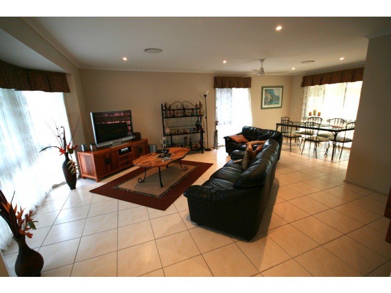 11 Kensington Drive, Minyama QLD 4575