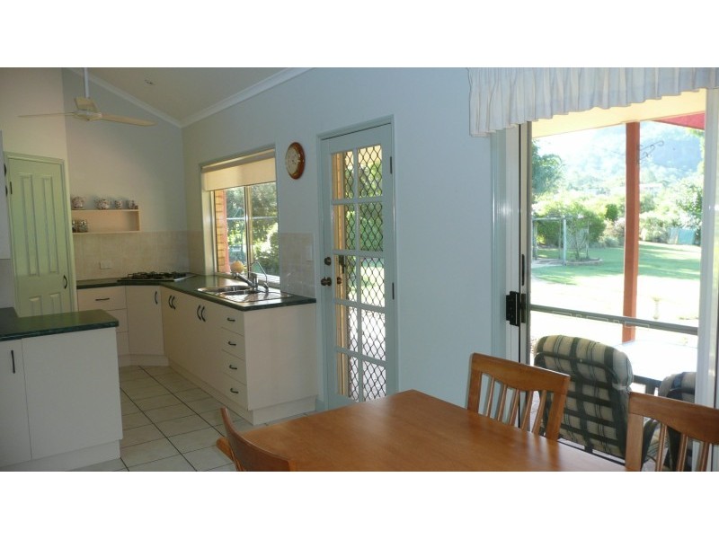 3 Hillside Rd, Glass House Mountains QLD 4518
