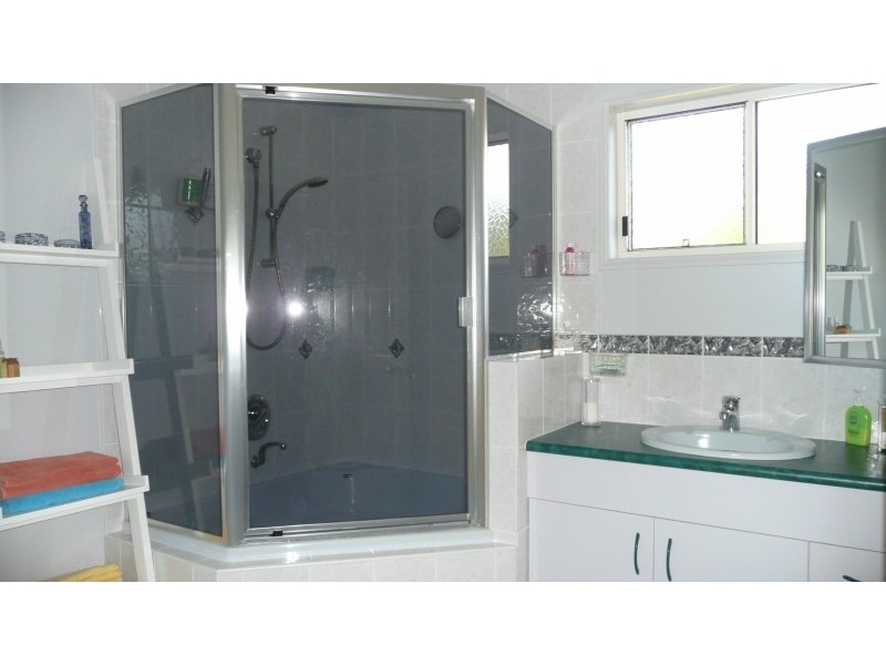 3 Hillside Rd, Glass House Mountains QLD 4518