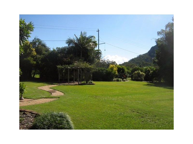 3 Hillside Rd, Glass House Mountains QLD 4518