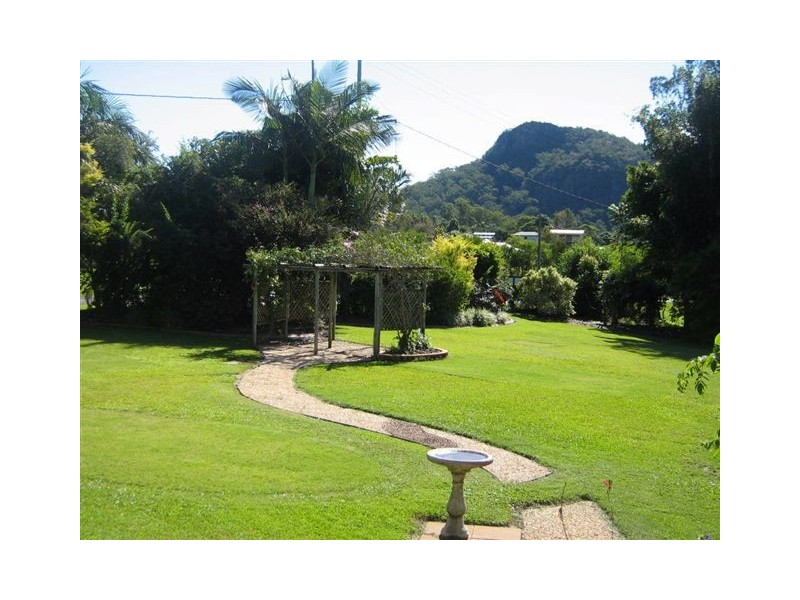 3 Hillside Rd, Glass House Mountains QLD 4518