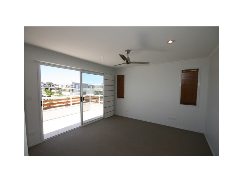 33 TARAWA STREET, Kawana Island QLD 4575