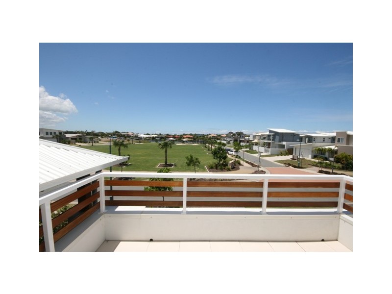 33 TARAWA STREET, Kawana Island QLD 4575