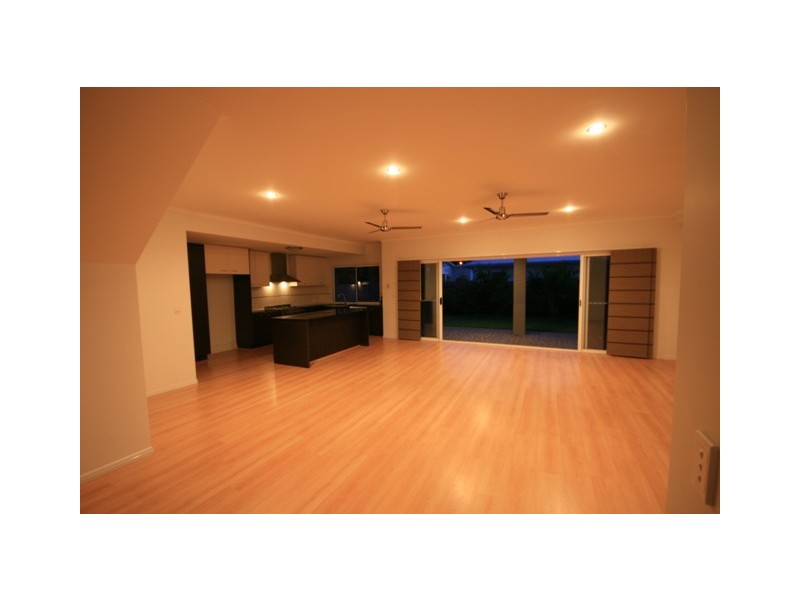 33 TARAWA STREET, Kawana Island QLD 4575