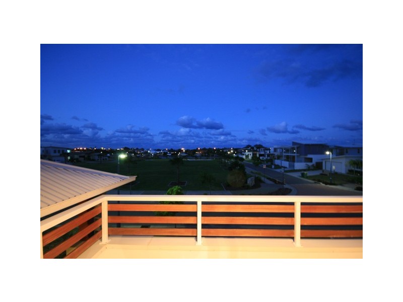 33 TARAWA STREET, Kawana Island QLD 4575