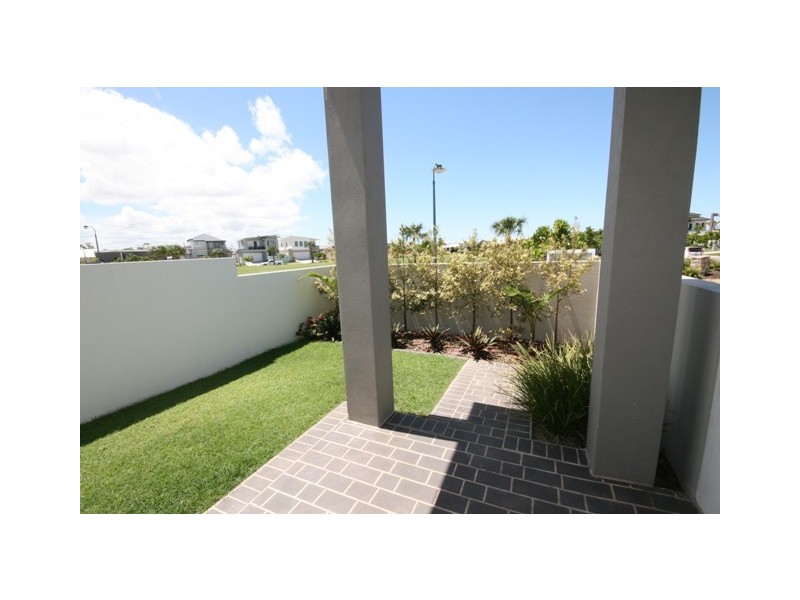 33 TARAWA STREET, Kawana Island QLD 4575