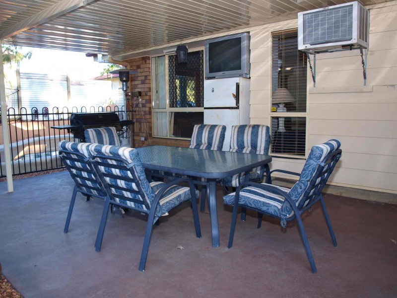 2 LAWMAN ST, Caloundra QLD 4551