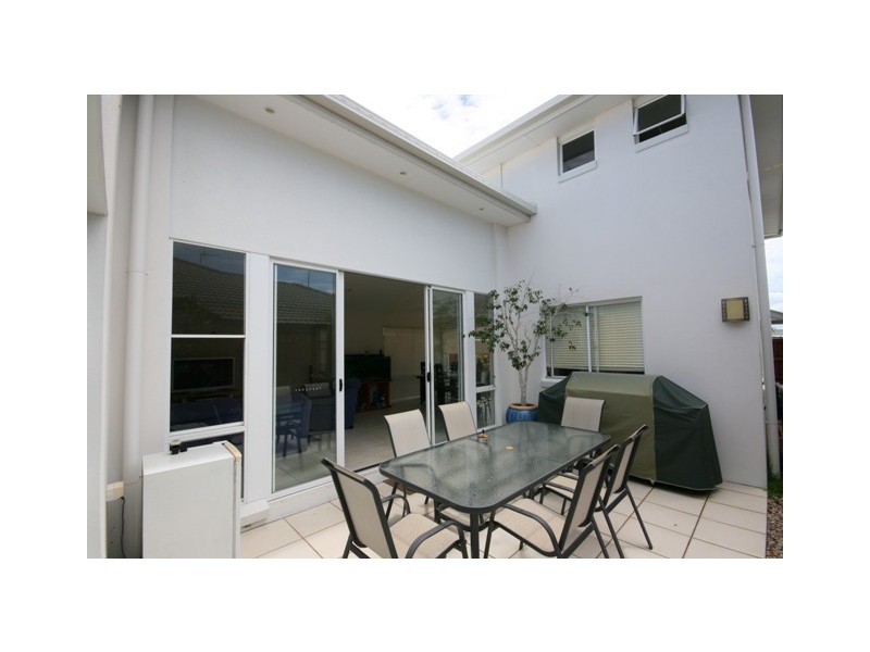 2 Dominica Place, Kawana Island QLD 4575
