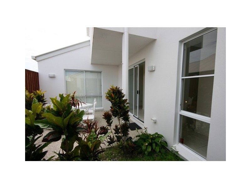 2 Dominica Place, Kawana Island QLD 4575