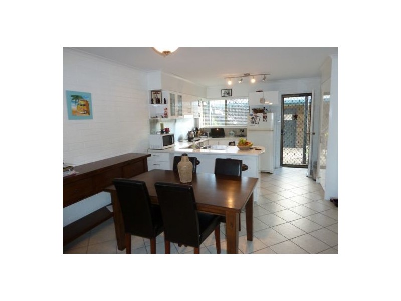 2/10 Akeringa Place, Mooloolaba QLD 4557