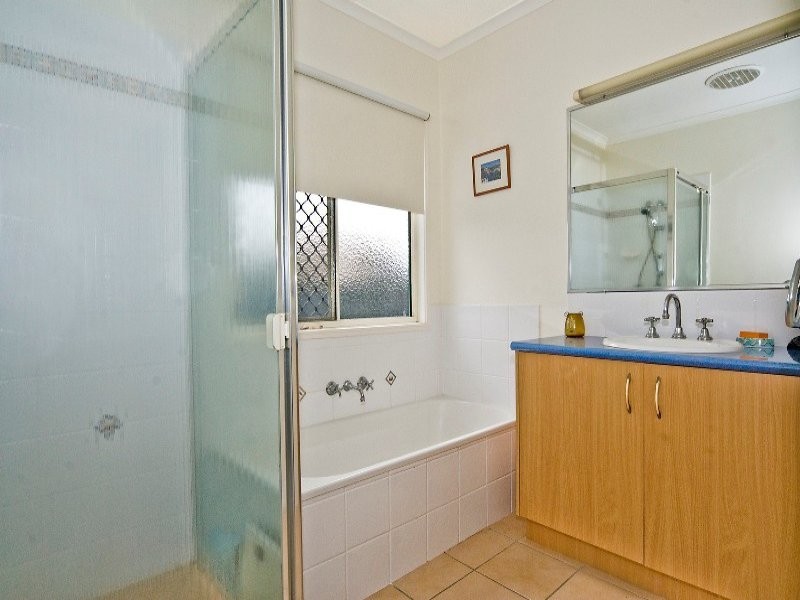 24 Bonaire CT, Kawana Island QLD 4575