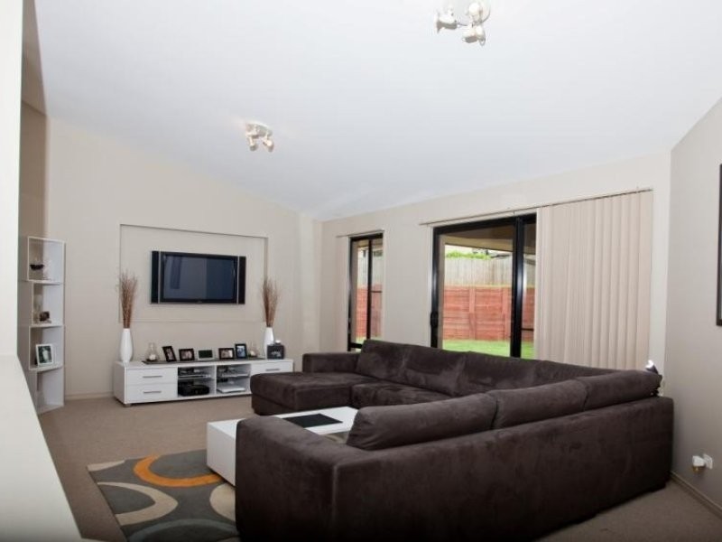 15 Smerdon WAY, Glass House Mountains QLD 4518