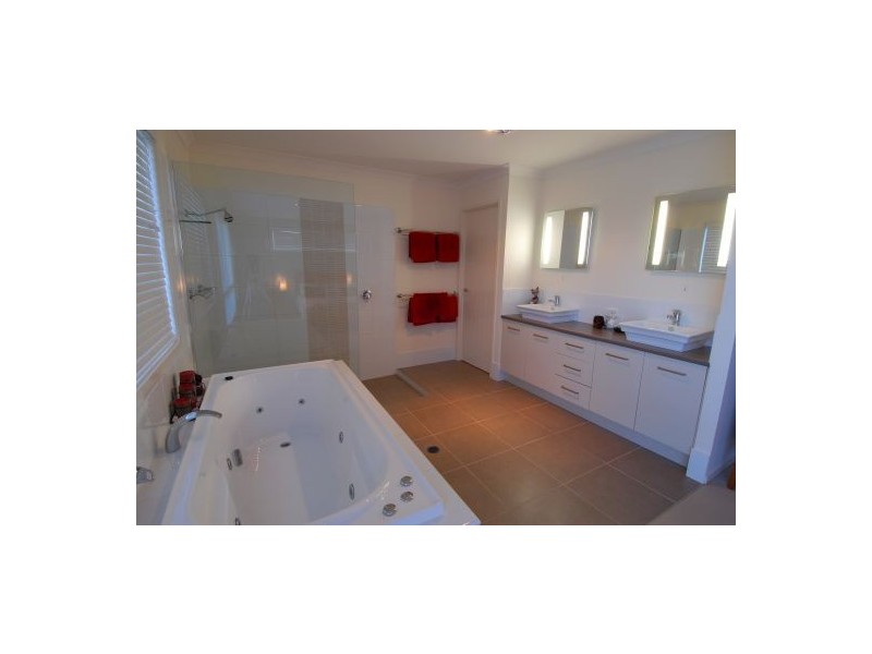 38 Pembroke Av, Pelican Waters QLD 4551