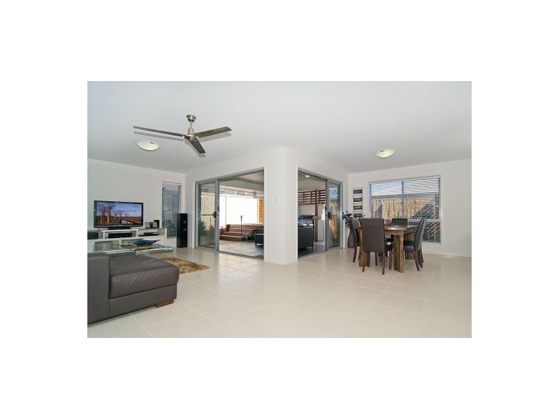 2/1 Cumberland Cr, Little Mountain QLD 4551