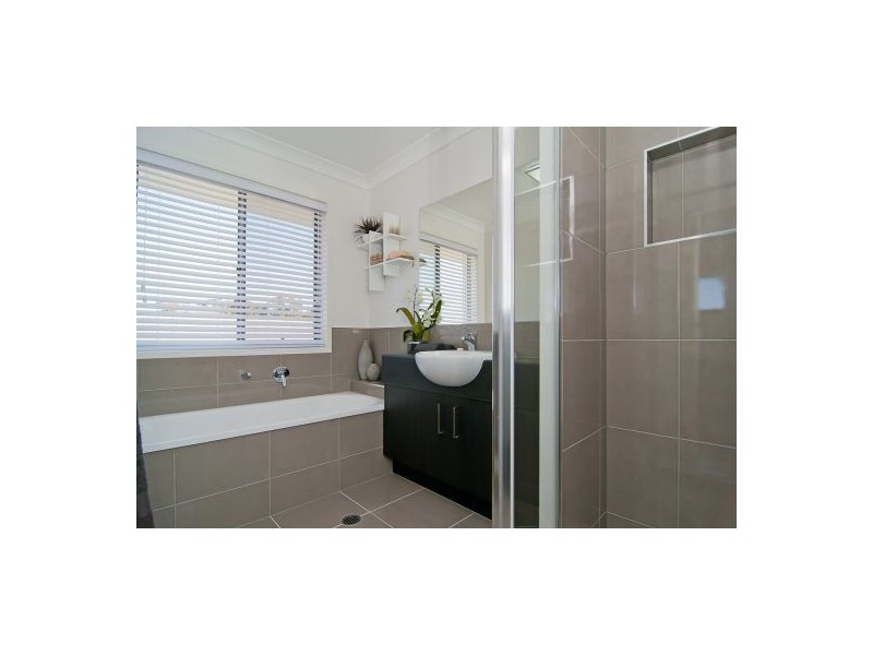 2/1 Cumberland Cr, Little Mountain QLD 4551