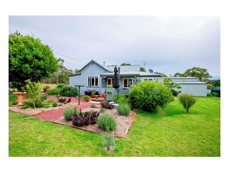 25 Robinson Street, Wallangarra QLD 4383