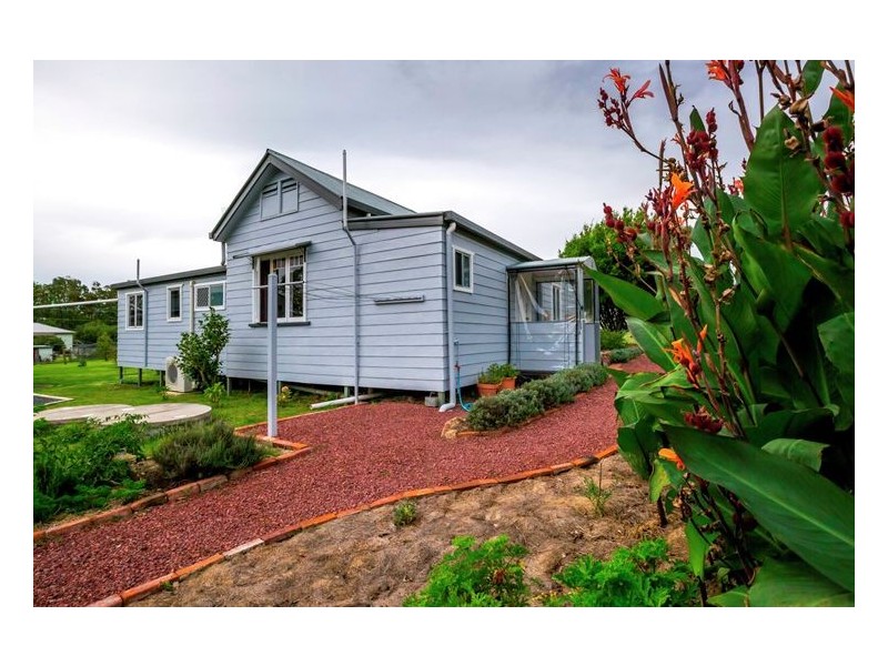 25 Robinson Street, Wallangarra QLD 4383